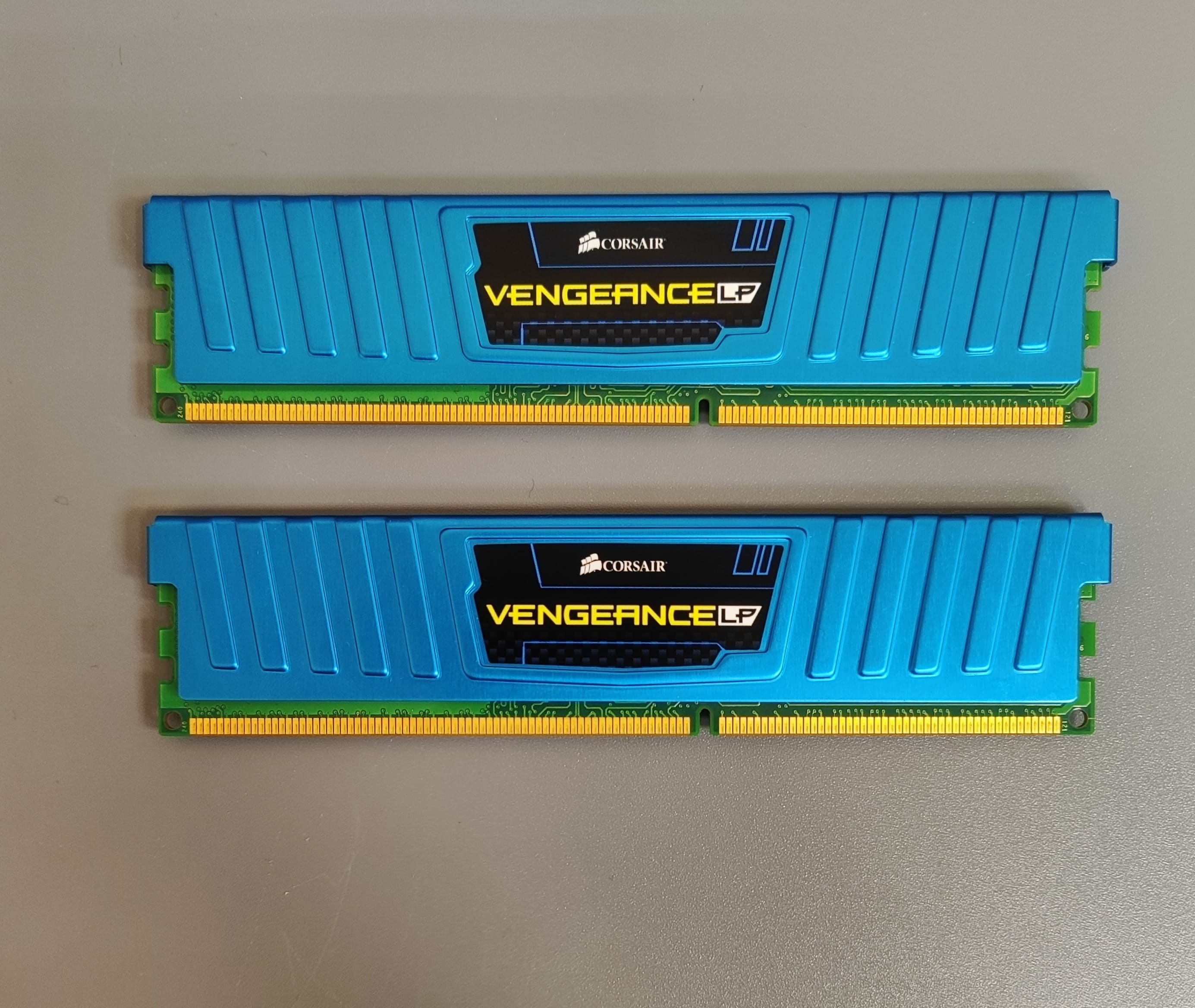Комплект оперативной памяти DDR3 Corsair 4GB (2x2) CM4GX3M2A 1600C9B